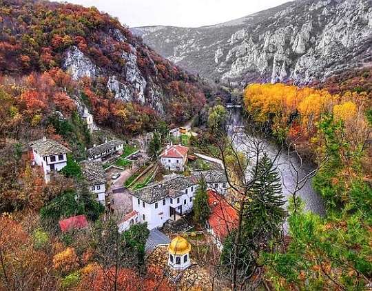 Черепишки манастир Успение Богородично е разположен сред живописна природа в