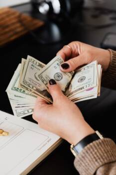  месечните разноски 