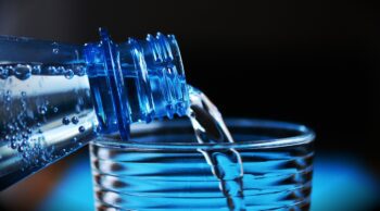 Колко вода трябва да пиете на ден, за да отслабнете?
