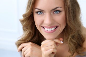 Натурални срещу професионални методи за избелване на зъбите: кой е най-добрият за вас?