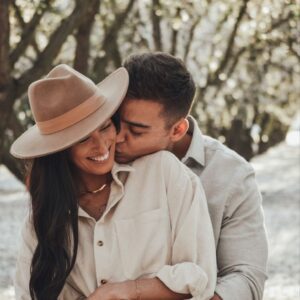 8 вида прегръдки и какво казват те за връзката ви