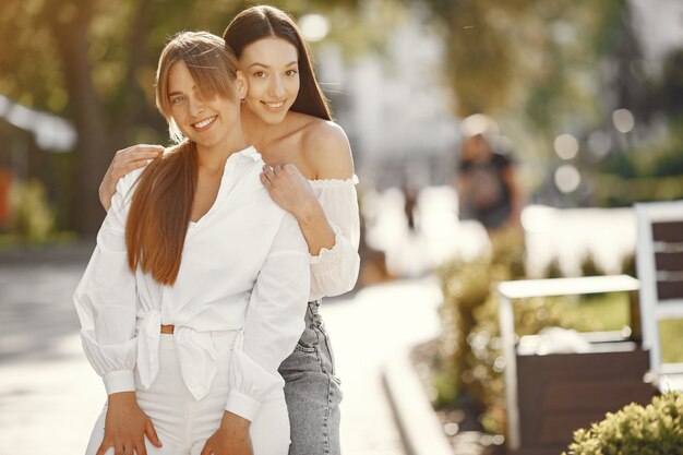  Тайните на Увереността: Как да се обичаме да одобряваме такива, каквито сме 