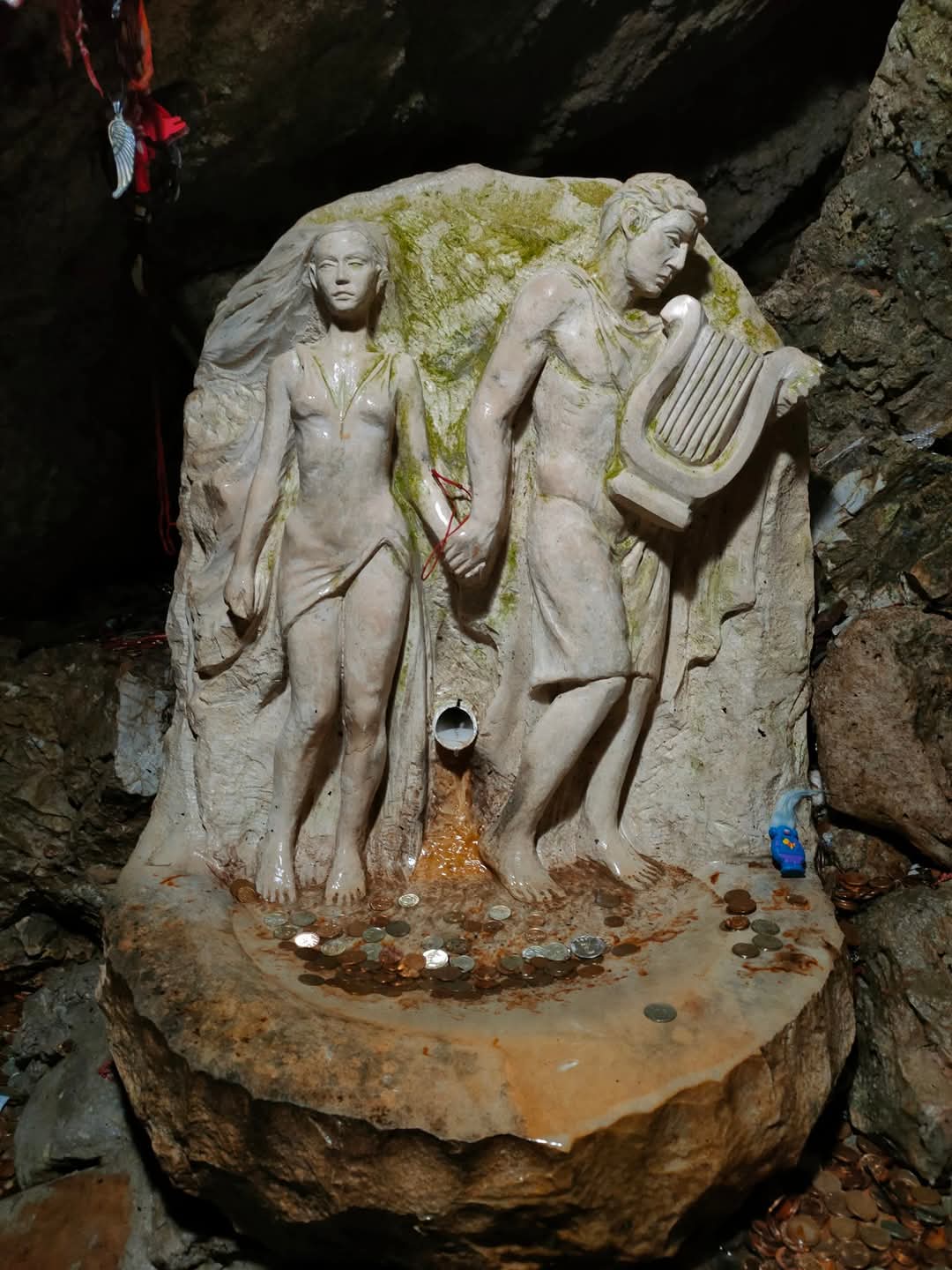  Пещерата Дяволското Гърло: Вход към Мистерията на Природата 