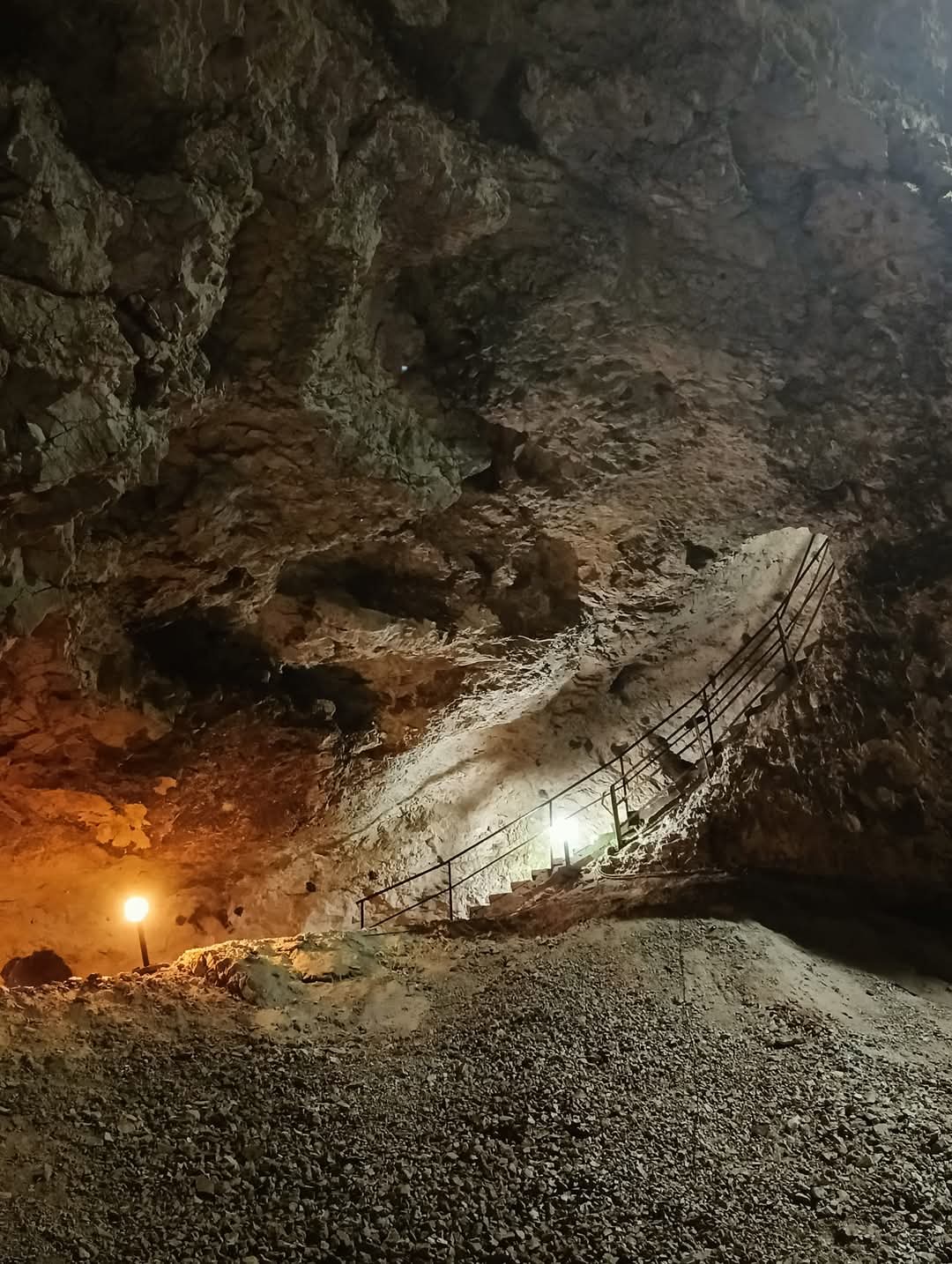  Пещерата Дяволското Гърло: Вход към Мистерията на Природата 