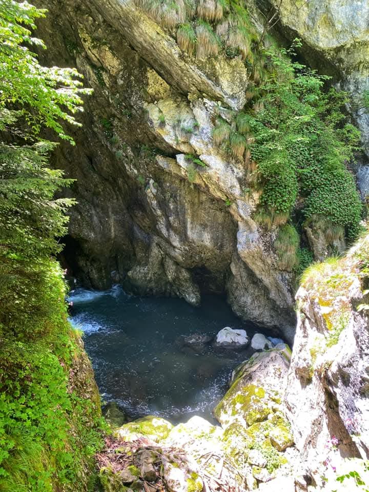  Пещерата Дяволското Гърло: Вход към Мистерията на Природата 