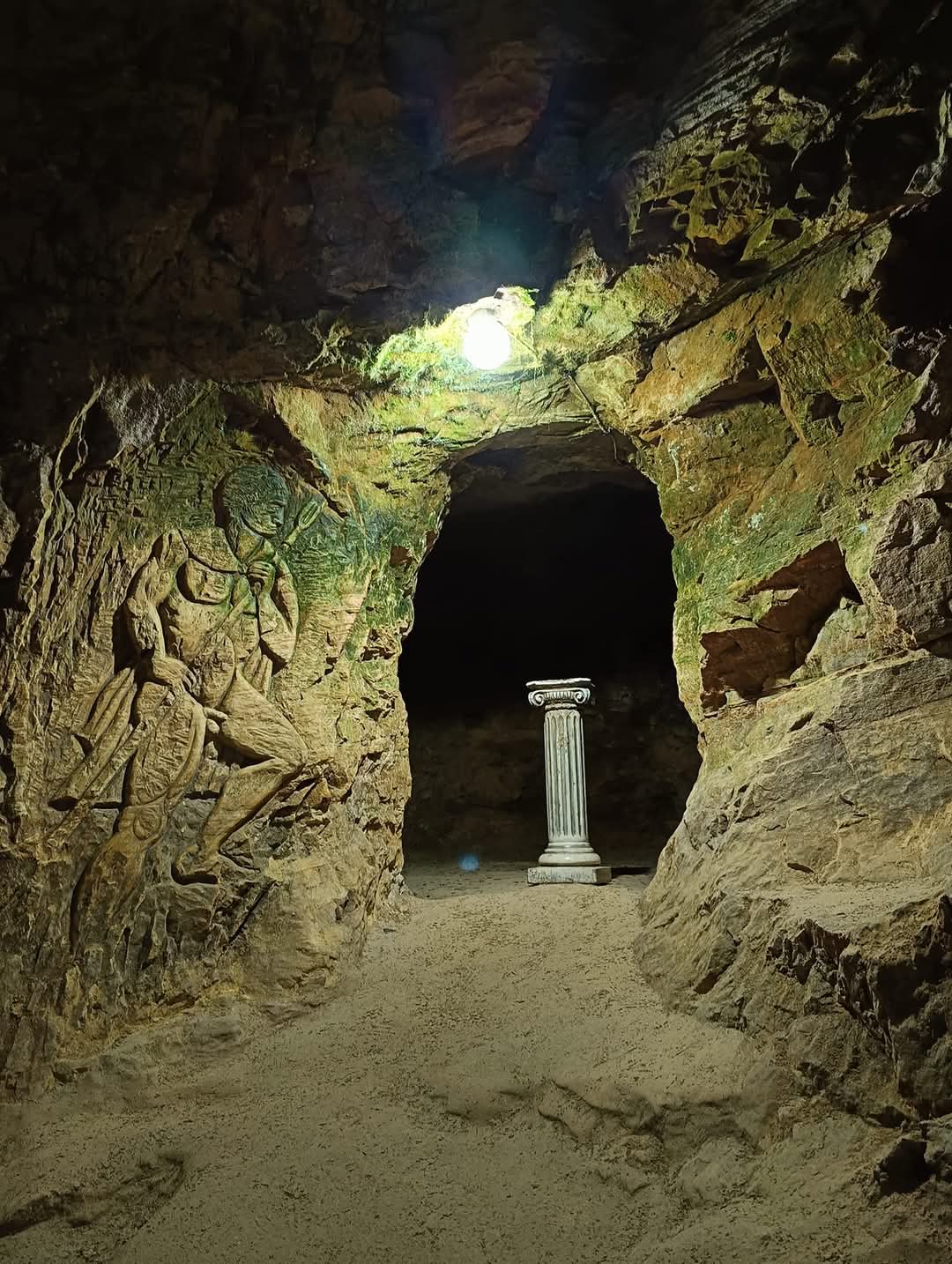  Пещерата Дяволското Гърло: Вход към Мистерията на Природата 