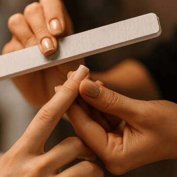 Как да направиш Коледен маникюр у дома – стъпка по стъпка Как да направиш Коледен маникюр у дома – стъпка по стъпка