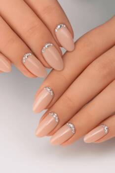 Как да направиш Коледен маникюр у дома – стъпка по стъпка Как да направиш Коледен маникюр у дома – стъпка по стъпка