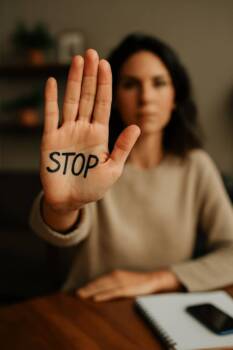 Управление на времето през декември: как да балансираме работа и празнични ангажименти