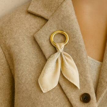 пръстен акцент на дреха