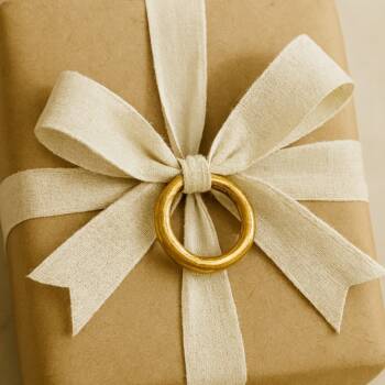 пръстен като елемент на подаръчната опаковка