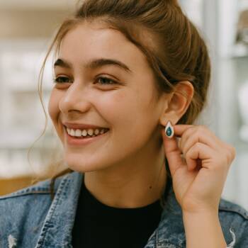 Дръзки и блестящи: Сребърни обеци за жени, които искат да бъдат забелязвани през 2025 Сребърни обеци За тийнейджърки