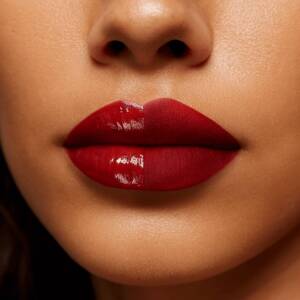 Блясък срещу мат: Най-иновативните текстури за устни, които ще доминират през 2026 Блясък срещу мат: Най-иновативните текстури за устни, които ще доминират през 2026