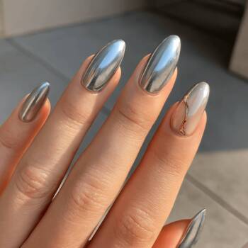 Металик срещу Мат: Големият дуел на текстурите в съвременния маникюр и как да избереш правилния стил Металик срещу Мат: Големият дуел на текстурите в съвременния маникюр и как да избереш правилния стил