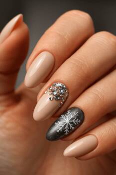 10 лесни зимни маникюра, които можеш да направиш сама у дома 10 лесни зимни маникюра, които можеш да направиш сама у дома