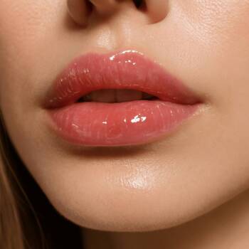 Блясък срещу мат: Най-иновативните текстури за устни, които ще доминират през 2026 Блясък срещу мат: Най-иновативните текстури за устни, които ще доминират през 2026