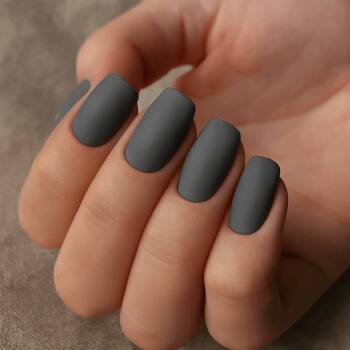 Металик срещу Мат: Големият дуел на текстурите в съвременния маникюр и как да избереш правилния стил Металик срещу Мат: Големият дуел на текстурите в съвременния маникюр и как да избереш правилния стил