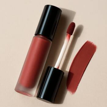 Устните на 2026: Най-горещите нюанси и текстури червила, които ще превземат Instagram Устните на 2026: Най-горещите нюанси и текстури червила, които ще превземат Instagram