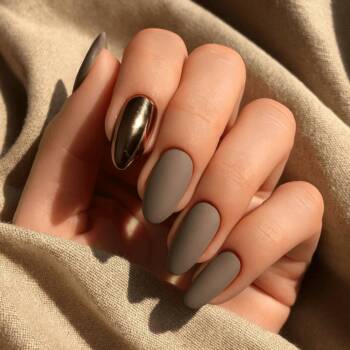 Металик срещу Мат: Големият дуел на текстурите в съвременния маникюр и как да избереш правилния стил Металик срещу Мат: Големият дуел на текстурите в съвременния маникюр и как да избереш правилния стил