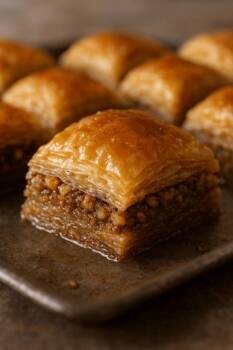 Коледни десерти, които стоплят душата: сладки изкушения за празника