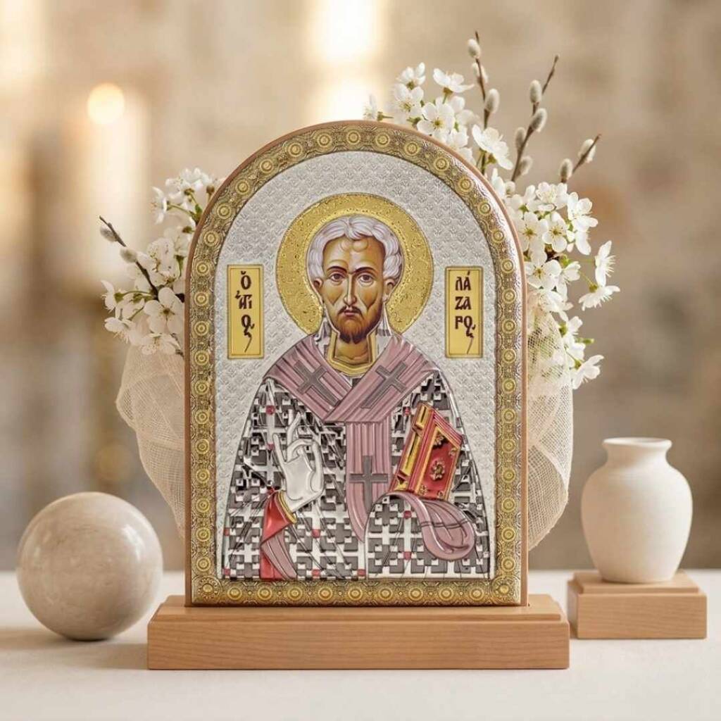 Кога е Лазаровден и защо иконата на Свети Лазар носи здраве на дома? Близък план на икона на Свети Лазар върху дървена маса за кога е Лазаровден.