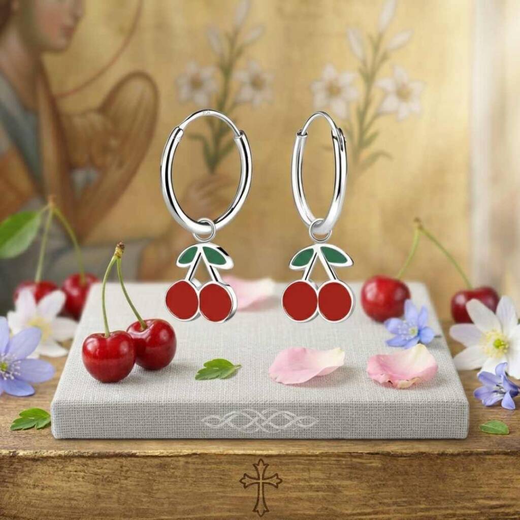 Магията на първите обеци: Всичко за традицията Благовещение, пробиване на уши и детския блясък Детски сребърни обеци с черешки за Благовещение пробиване на уши.