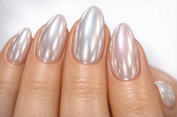 5 цвята за маникюр, които събират всички погледи - перфектни за първия пролетен загар 5 цвята за маникюр, които събират всички погледи - перфектни за първия пролетен загар