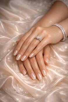 Най-търсеният маникюр за абитуриентските балове и сватби тази пролет - изглежда супер луксозно