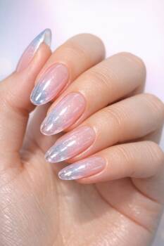 Стъклени нокти - Трендът от TikTok, който превзема козметичните салони в България точно сега