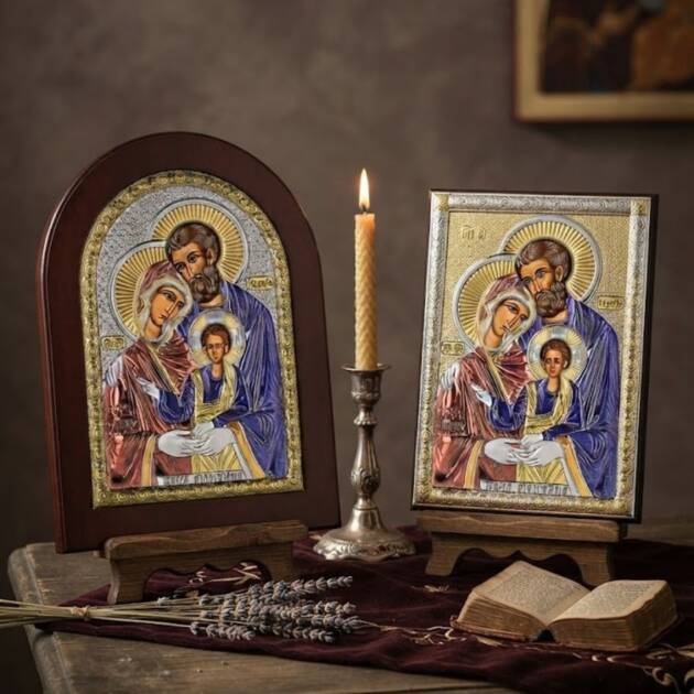 6 август (Преображение Господне): Коя икона за какво помага и какви чудеса върши? Икони на Светото семейство със запалена свещ и Библия за 6 август (Преображение Господне)