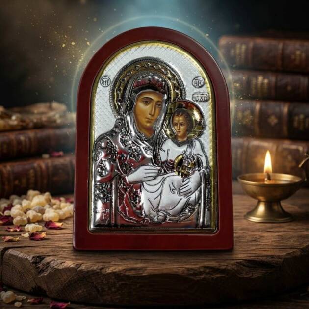 Чудесата, за които малко хора знаят: Какво наистина крият най-мощните икони на Света Богородица? Сребърна икона на Света Богородица с Младенеца до запалена кандилница.
